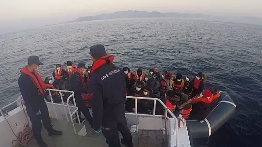 Yunanlıların denize bıraktığı 32 mülteciyi Türk Sahil Güvenliği kurtardı