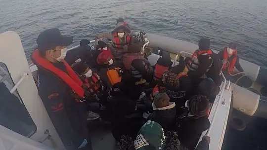 Yunanlıların denize bıraktığı 32 mülteciyi Türk Sahil Güvenliği kurtardı