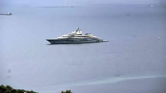Yüzen saray 'Flying Fox' Bodrum'a demir attı, içerisindekiler merak konusu oldu