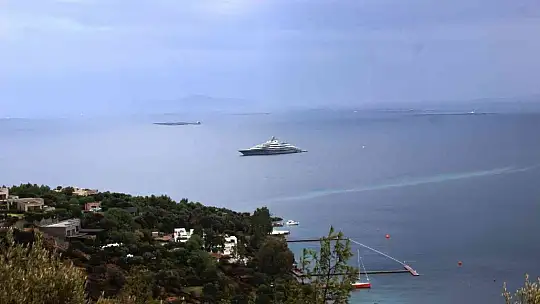 Yüzen saray 'Flying Fox' Bodrum'a demir attı, içerisindekiler merak konusu oldu