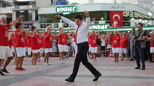 YÜZLERCE KİŞİ ZEYBEK OYNADI
