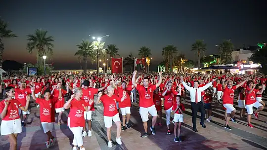 YÜZLERCE KİŞİ ZEYBEK OYNADI