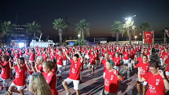 YÜZLERCE KİŞİ ZEYBEK OYNADI