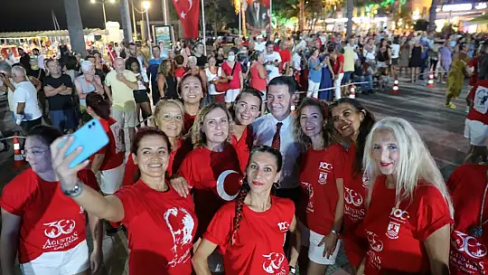 YÜZLERCE KİŞİ ZEYBEK OYNADI