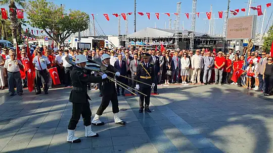 YÜZLERCE KİŞİ ZEYBEK OYNADI