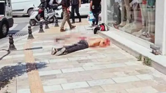 Yüzlerce turistin önünde jiletle kendine zarar verdi