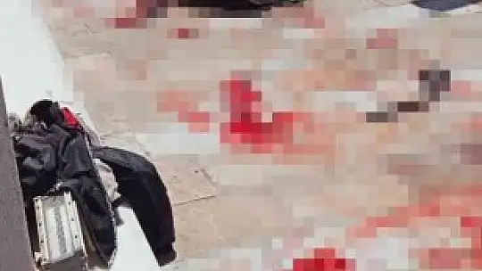 Yüzlerce turistin önünde jiletle kendine zarar verdi