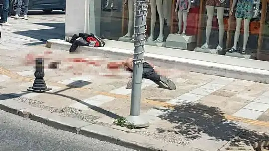 Yüzlerce turistin önünde jiletle kendine zarar verdi