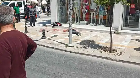 Yüzlerce turistin önünde jiletle kendine zarar verdi