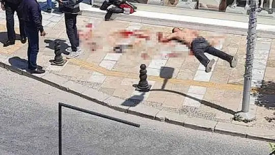 Yüzlerce turistin önünde jiletle kendine zarar verdi