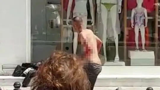 Yüzlerce turistin önünde jiletle kendine zarar verdi