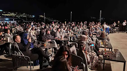 Zara, sesi ve güzelliği ile mest etti