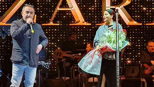 Zara, sesi ve güzelliği ile mest etti