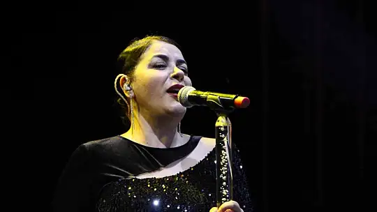 Zara, sesi ve güzelliği ile mest etti