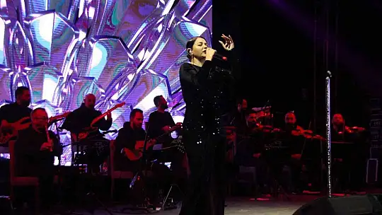 Zara, sesi ve güzelliği ile mest etti