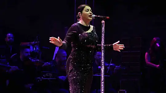 Zara, sesi ve güzelliği ile mest etti