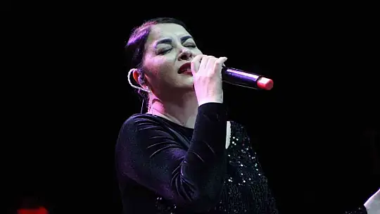 Zara, sesi ve güzelliği ile mest etti