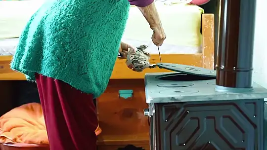 BELEDİYEDEN VATANDAŞA ODUN VE SOBA DESTEĞİ 