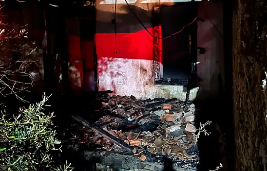 2 KATLI AHŞAP EVDE YANGIN ÇIKTI