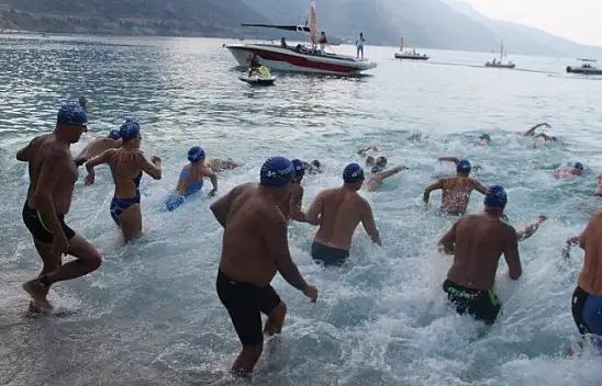 'Açık Su Yüzme Yarışı' sporcuları kıyasıya mücadele etti