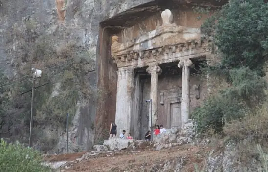 AMİNTHAS KRAL MEZARLARINA İLGİ YOĞUN