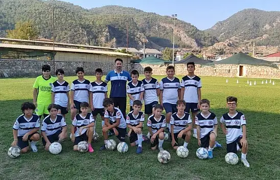 Antrenör genç, 'Türk gençliğine yaraşır şekilde bir futbolcu yetiştirmeye uğraşıyoruz'