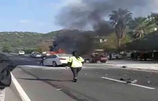 BARİYERLERE ÇARPAN OTOMOBİL ALEV ALDI