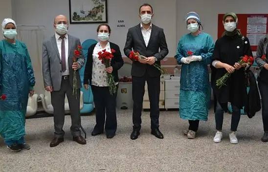 Başhekim Okulu'dan sağlık çalışanlarına kırmızı karanfiller