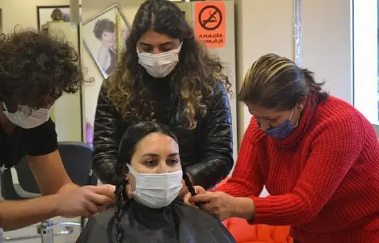 Bebeği için saçlarını bağışladı