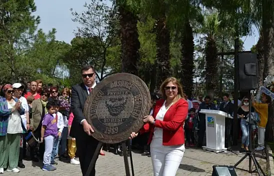 CHP'DEN ÇELENK SUNMA TÖRENİ