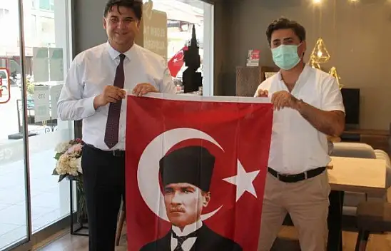 CHP'li Başkanlar Fethiye esnafına Türk Bayrağı dağıttı