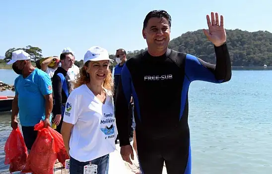 Dalgıç Başkandan deniz dibi temizliği