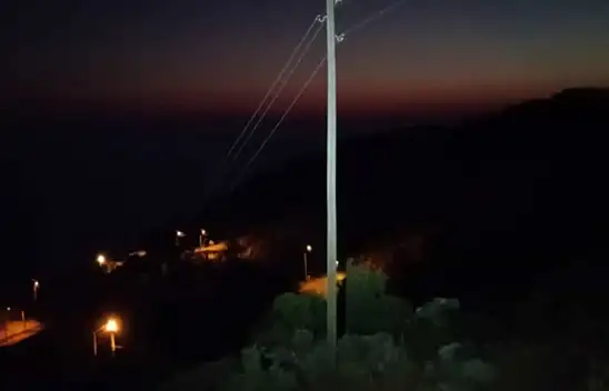 ELEKTRİK DİREĞİNDE MAHSUR KALAN KEDİ KURTARILDI