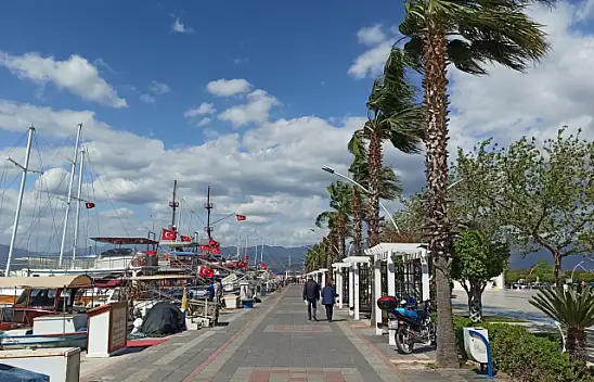 FIRTINA SEBEBİYLE TEKNE TURLARI İPTAL EDİLDİ