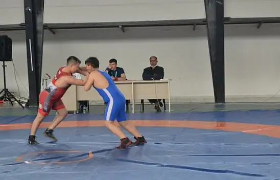 Genç güreşçiler heyecanlandırdı