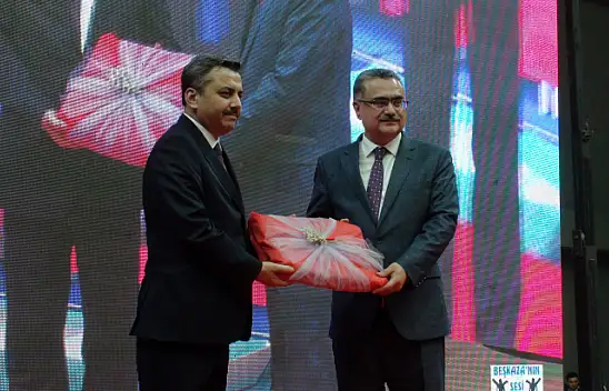 HAFIZLAR GÖRKEMLİ TÖRENLE BELGELERİNİ ALDI