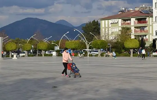 Halk güneşli havayı değerlendiriyor