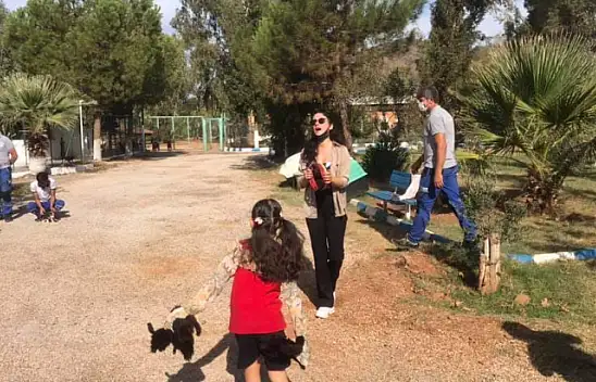 Hayvanları Koruma Gününde farkındalık için mama dağıttılar