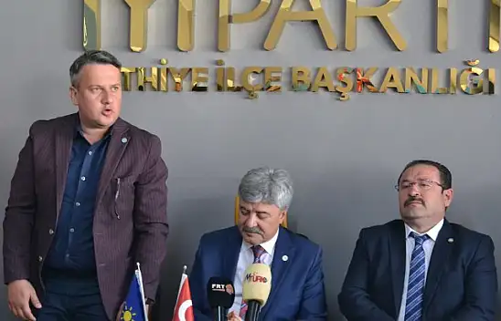 İYİ PARTİ'DE YENİ ROZETLER DAĞITILDI