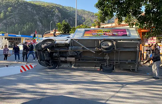 KAMYONET YARIŞ MOTORUNUN ÜZERİNE DEVRİLDİ