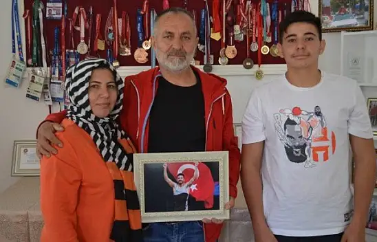 Komşular balkonlarını Türk Bayrakları ile süsledi