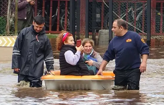 MAHSUR KALANLARI İTFAİYE EKİPLERİ KURTARDI
