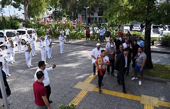 Milli Boksör Alcu, Karaca'yı ziyaret etti