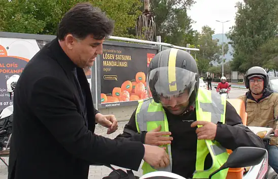 MOTOSİKLET SÜRÜCÜLERİNE REFLEKTİF YELEK DAĞITILDI