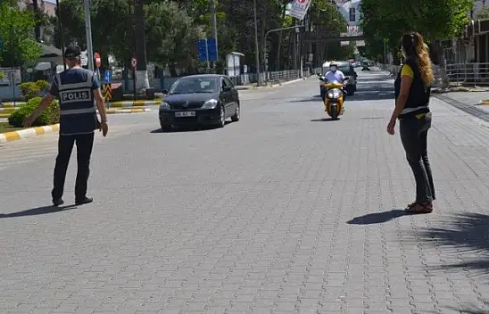 Muaflar dışarıda vatandaşlar evlerde