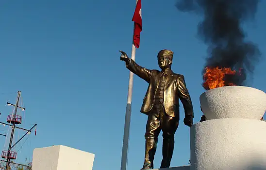 MUSTAFA KEMAL ATATÜRK TÖRENLE ANILDI