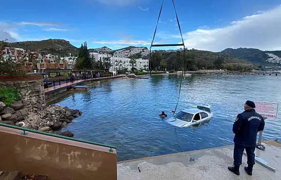 OTOMOBİL DENİZE UÇTU, 19 YAŞINDAKİ GENÇ BOĞULDU
