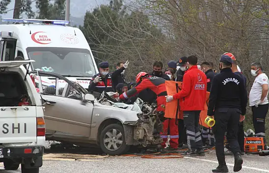 Otomobil ile tır kafa kafaya çarpıştı