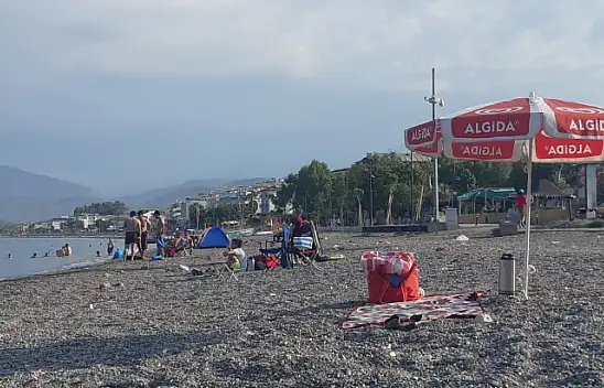 Plaja bırakılan çöpler vatandaşın tepkisini çekti