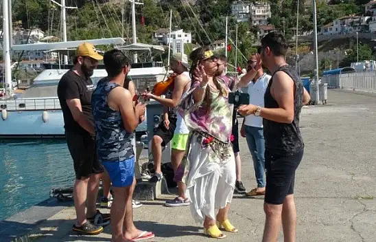 Rıdvan Adede ve arkadaşları, Özlem Balcı ile Fethiye'de eğlenceli bir video çekti